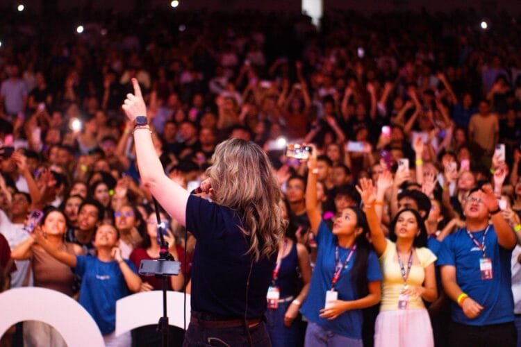 Quase 7 mil jovens lotam congresso cristão e transformam sábado de Carnaval em noite de adoração em Anápolis