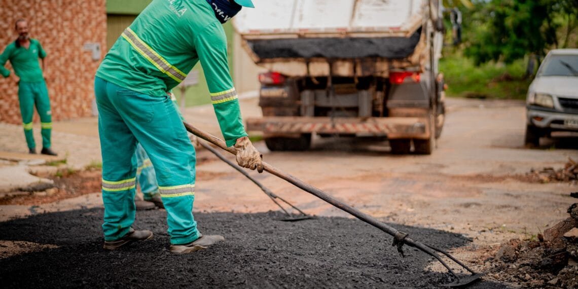 Manutenção asfáltica atende 11 bairros de Anápolis nesta segunda-feira (16)