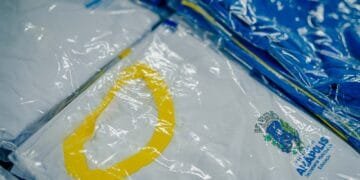Prefeitura dá continuidade à entrega de uniformes na rede municipal nesta quinta-feira (19)
