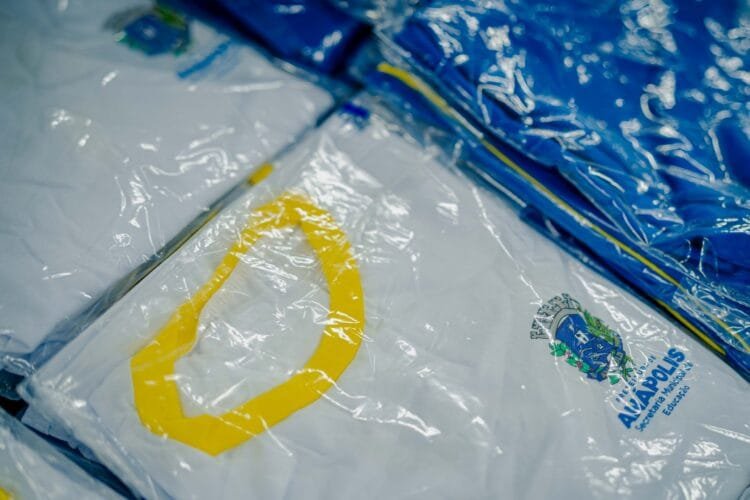 Prefeitura dá continuidade à entrega de uniformes na rede municipal nesta quinta-feira (19)