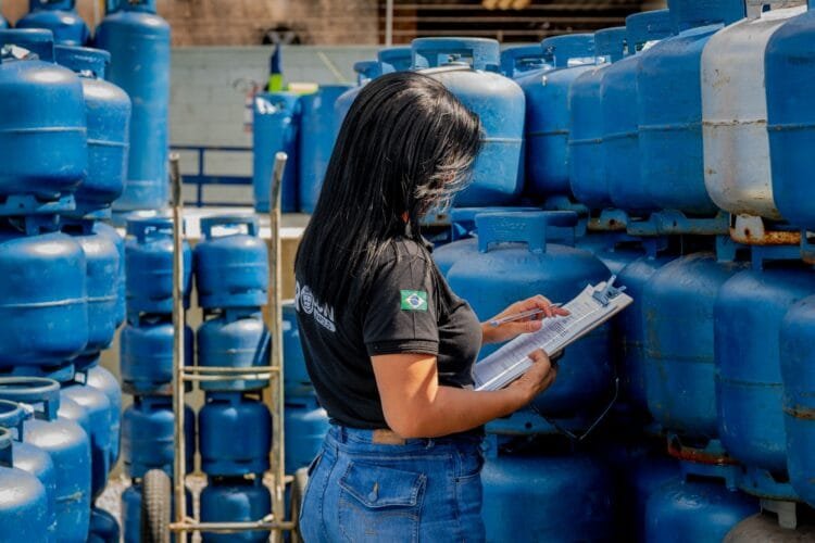 Pesquisa do Procon Anápolis aponta variação de até 54% no preço da água mineral e 28% no gás