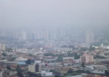 Terça-feira será de temporais e céu fechado, com chuva já pela manhã