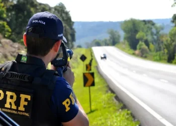 PRF flagra carros a mais de 150 km/h perto de Anápolis e abre Operação Carnaval com disparada de infrações