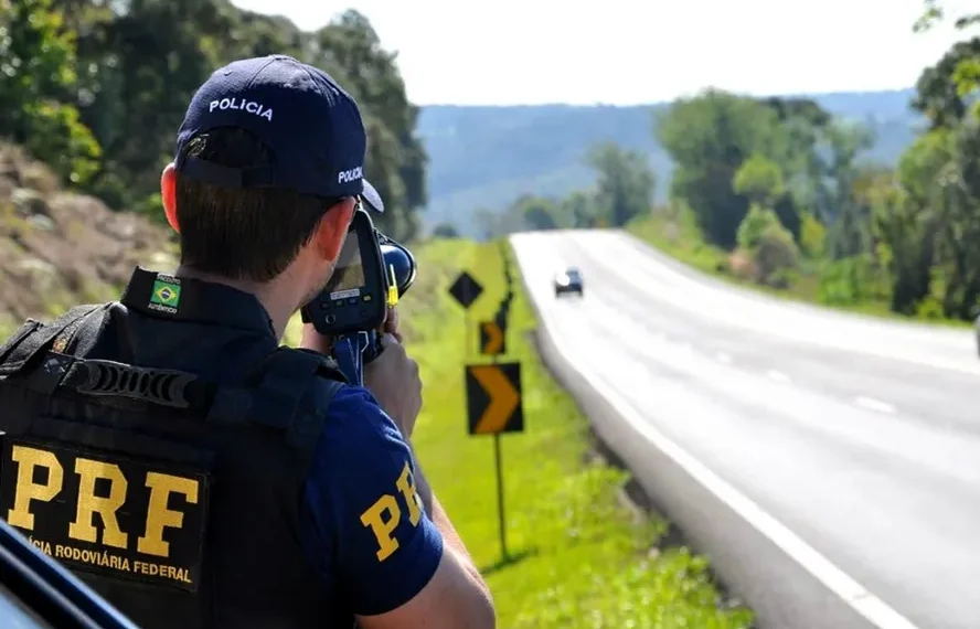 PRF flagra carros a mais de 150 km/h perto de Anápolis e abre Operação Carnaval com disparada de infrações
