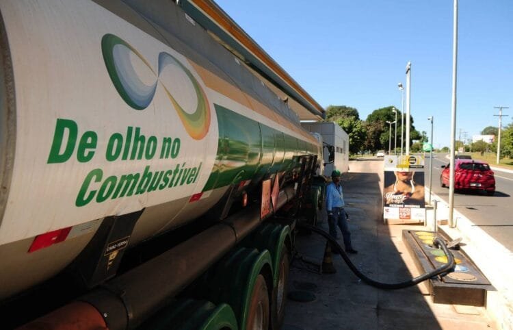 Falta de diesel interrompe serviços públicos em 142 cidades do RS