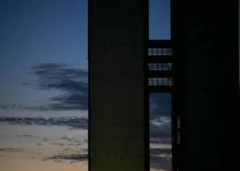 Líderes da Câmara fecham acordo e abril começa sem sessões por feriado