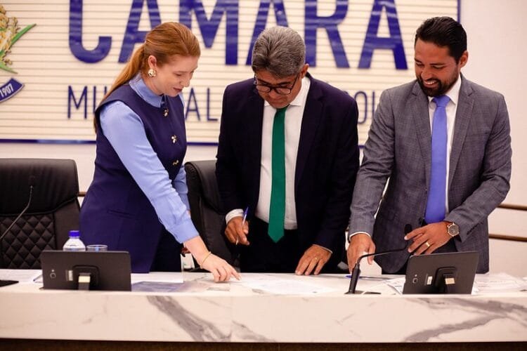 Elias do Nana toma posse como titular, relembra Carlim da Feira e promete mandato “com princípios cristãos”