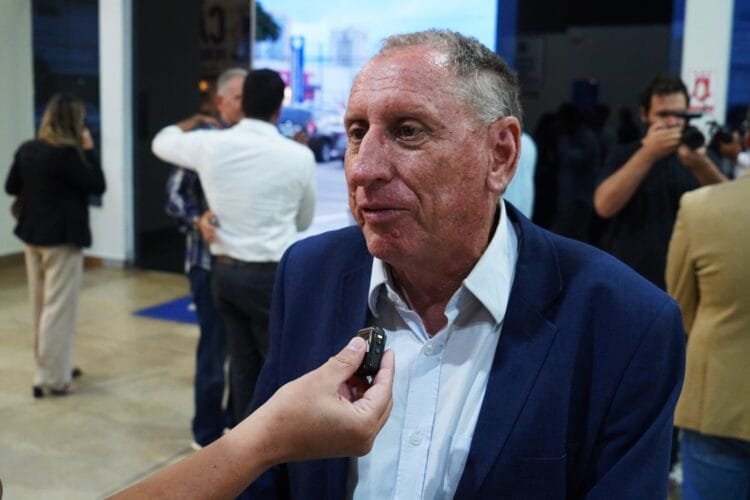 Presidente do Comdefesa destaca pauta de propostas do setor e entrega documento à Câmara