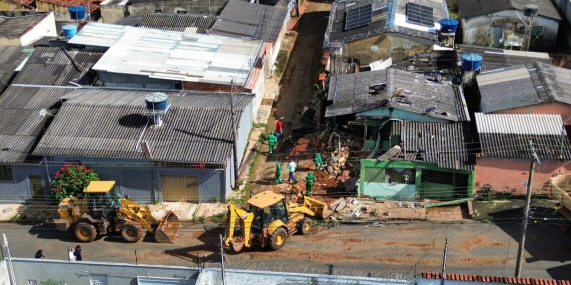 Casa abandonada usada como ponto de drogas é demolida na Vila Formosa