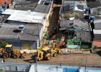 Casa abandonada usada como ponto de drogas é demolida na Vila Formosa
