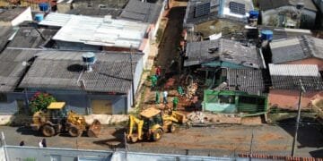 Casa abandonada usada como ponto de drogas é demolida na Vila Formosa