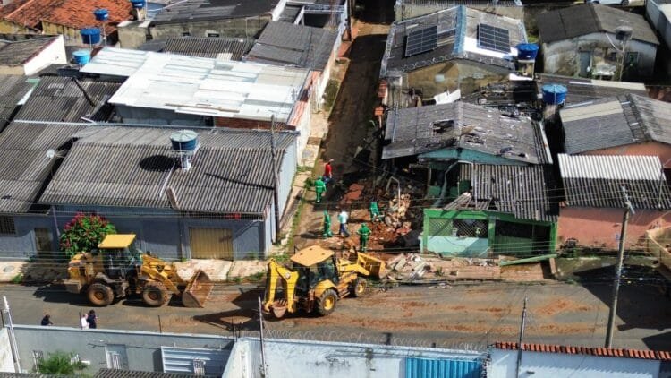 Casa abandonada usada como ponto de drogas é demolida na Vila Formosa