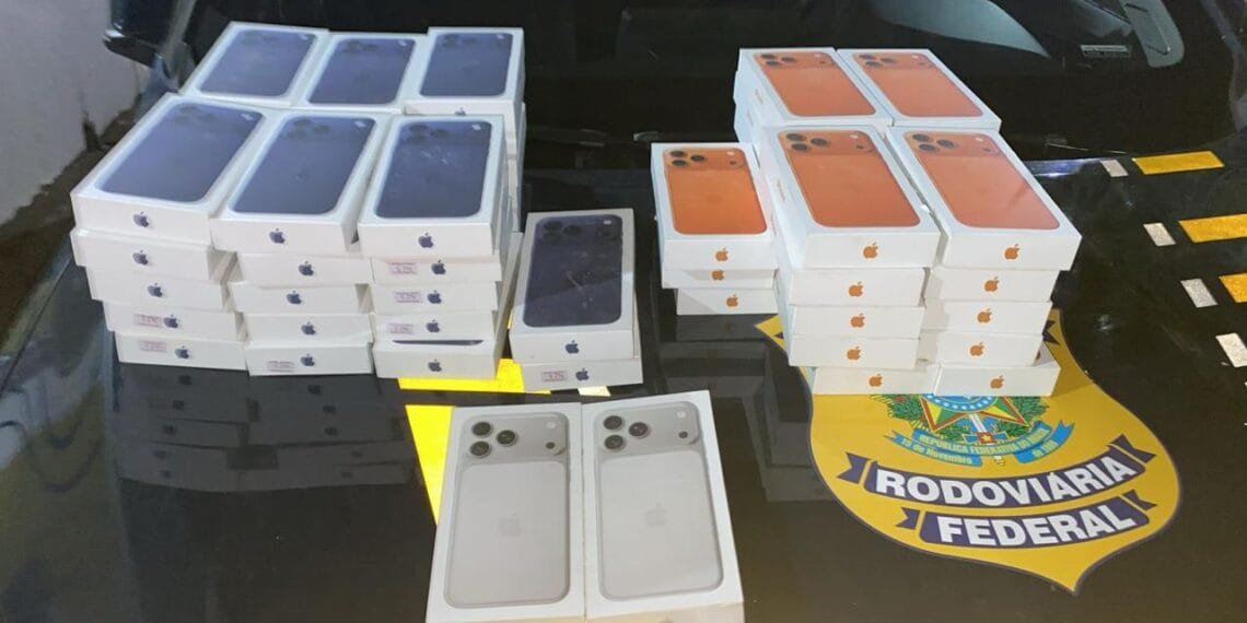 PRF apreende 57 smartphones escondidos em compartimento secreto de carro na BR-153 em Goiás