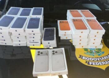 PRF apreende 57 smartphones escondidos em compartimento secreto de carro na BR-153 em Goiás