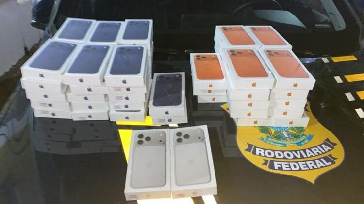 PRF apreende 57 smartphones escondidos em compartimento secreto de carro na BR-153 em Goiás