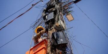 Prefeitura de Anápolis notifica provedores e cobra retirada de fios irregulares até 27 de março