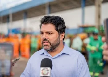 “Essa empresa está de brincadeira com Anápolis”, diz Márcio Corrêa após ausência da Saneago em operação tapa-buraco