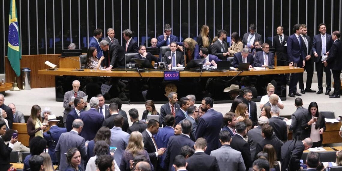 Pequenos empresários pressionam Congresso por reajuste do Simples Nacional