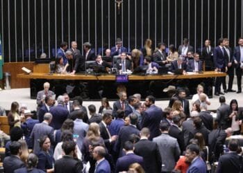 Pequenos empresários pressionam Congresso por reajuste do Simples Nacional