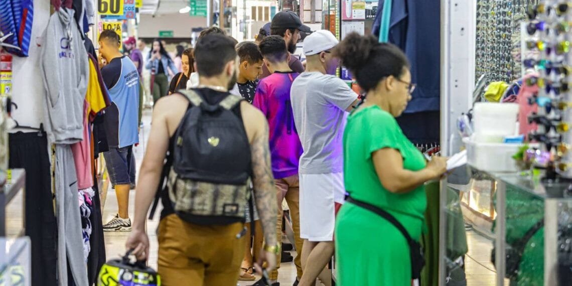 Confiança no comércio cai pelo segundo mês seguido em março, segundo FGV IBRE