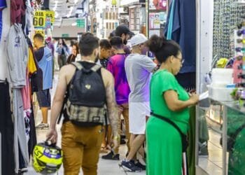 Confiança no comércio cai pelo segundo mês seguido em março, segundo FGV IBRE