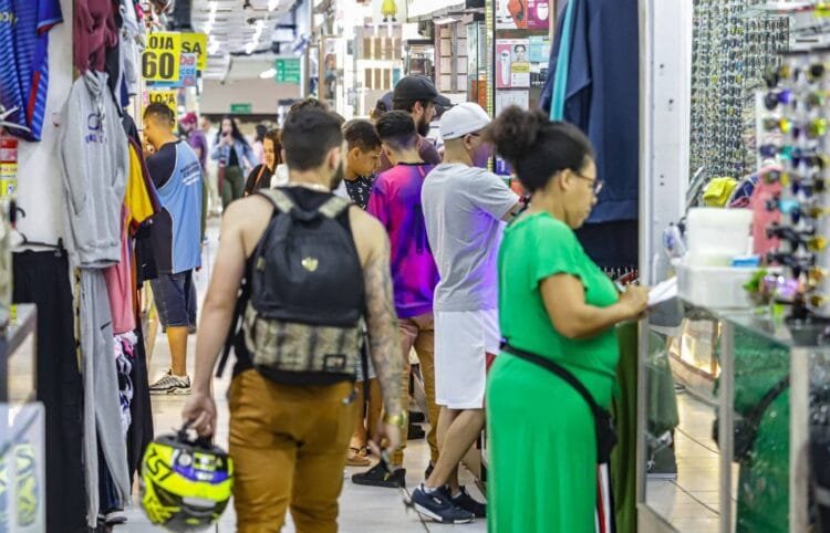 Confiança no comércio cai pelo segundo mês seguido em março, segundo FGV IBRE