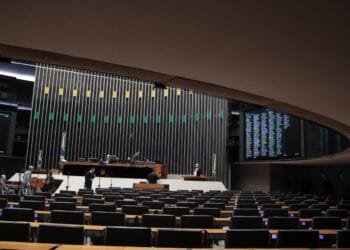 Semana começa esvaziada no Senado e sem definições na Câmara