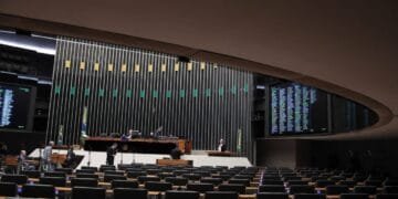 Semana começa esvaziada no Senado e sem definições na Câmara