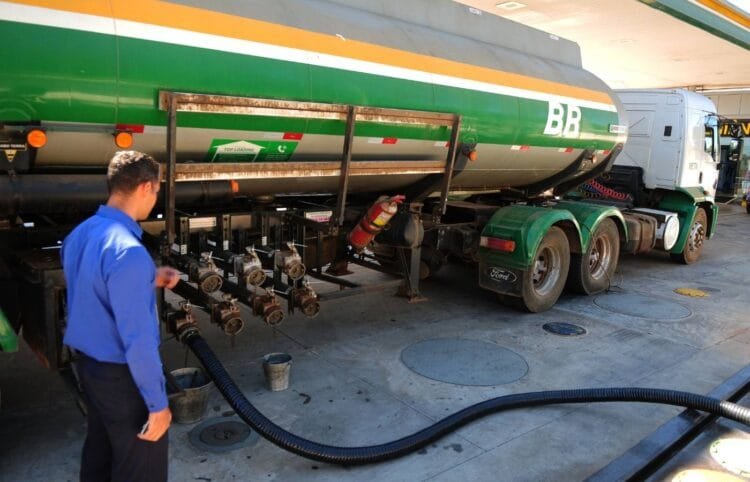 Preço do diesel S-10 nas bombas sobe 13,6% em março