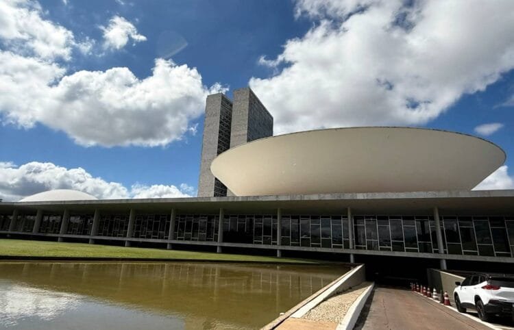Semana entre feriados indica mês de pouca produção no Congresso Nacional