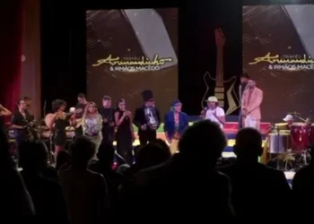 Sem apresentar provas, Daniela Mercury acusa Edson Gomes durante premiação e gera reação no palco em Salvador