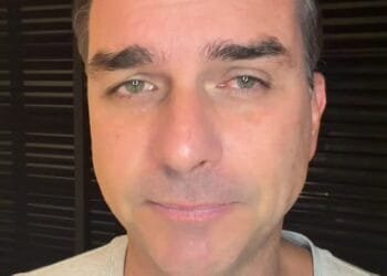 Flávio Bolsonaro prega união e reforça liderança da direita em momento decisivo