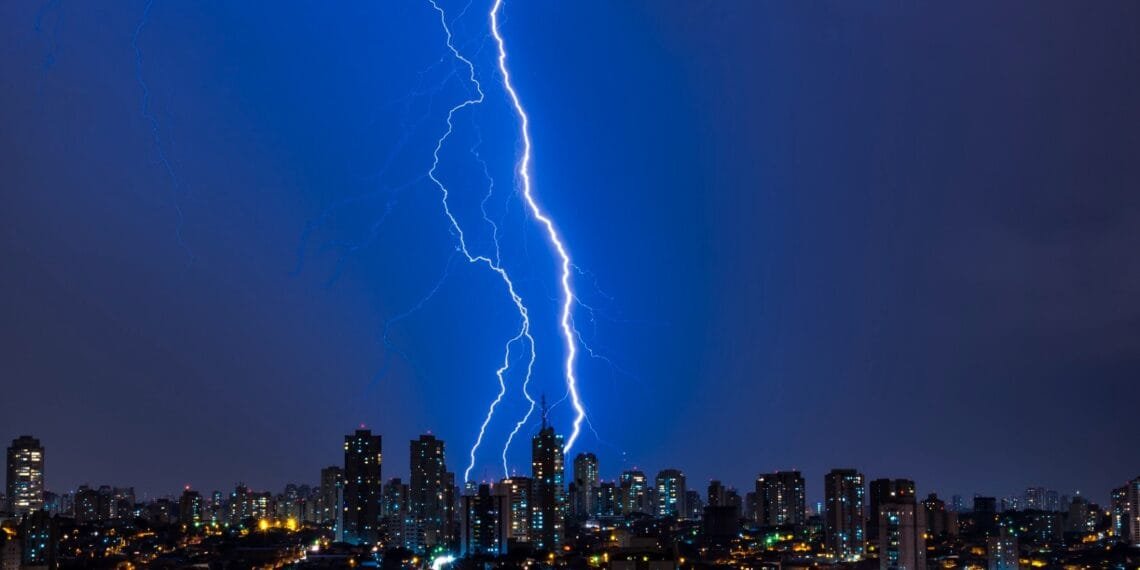 Mais de 360 raios por hora: Goiás ultrapassa 1 milhão de descargas em 4 meses 