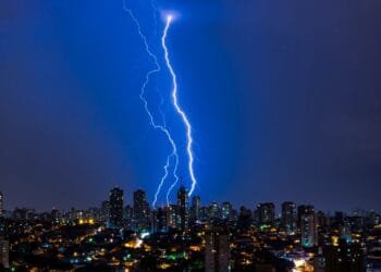 Mais de 360 raios por hora: Goiás ultrapassa 1 milhão de descargas em 4 meses