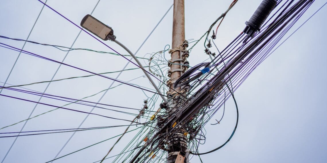 Prefeitura notifica empresas de internet para regularizar fios em novos bairros de Anápolis