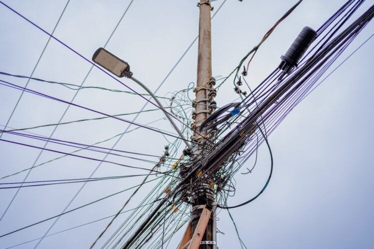 Prefeitura notifica empresas de internet para regularizar fios em novos bairros de Anápolis