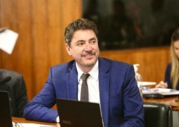 Projeto relatado por Wilder Morais garante divisão de férias a residentes da área da saúde