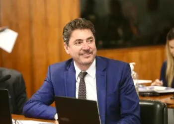 Projeto relatado por Wilder Morais garante divisão de férias a residentes da área da saúde