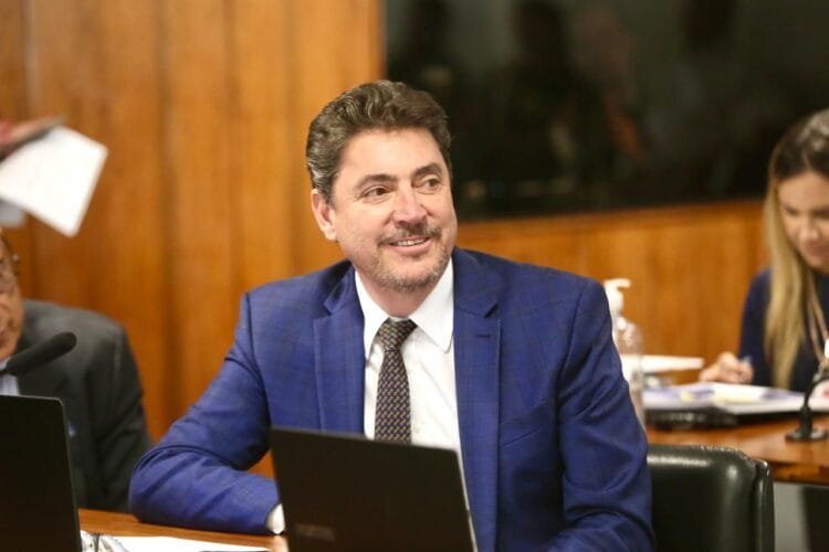 Projeto relatado por Wilder Morais garante divisão de férias a residentes da área da saúde