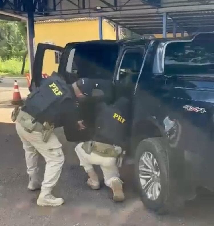 PRF apreende cocaína escondida em porta de caminhonete e prende motorista em Goiás
