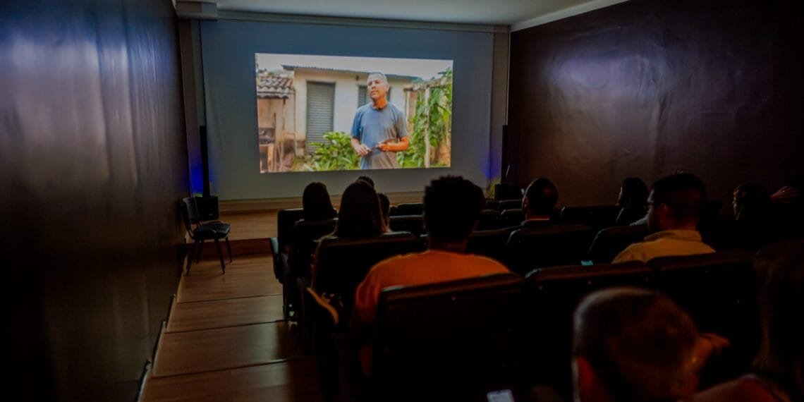 Quinta no Cinema exibe “Teo, o Menino Azul” nesta quinta-feira (16) no Cine Sibasolly