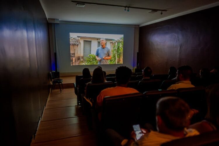 Quinta no Cinema exibe “Teo, o Menino Azul” nesta quinta-feira (16) no Cine Sibasolly