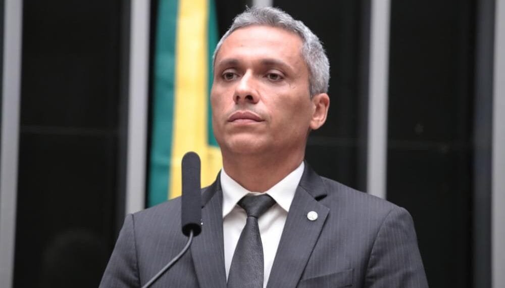 Gayer quer ouvir diretor geral da PF na Câmara por viagem a Londres bancada pelo Master