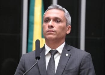 Gayer quer ouvir diretor geral da PF na Câmara por viagem a Londres bancada pelo Master