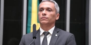 Gayer quer ouvir diretor geral da PF na Câmara por viagem a Londres bancada pelo Master