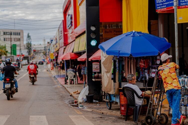 Menos de 10% dos comerciantes em áreas públicas fizeram recadastramento em Anápolis; prazo termina em 30 de abril