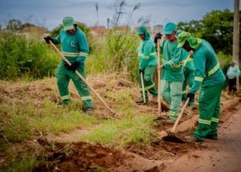 Prefeitura realiza roçagem, capina, poda de grama, retirada de entulho e manutenção asfáltica em diversos bairros nesta sexta-feira (17)