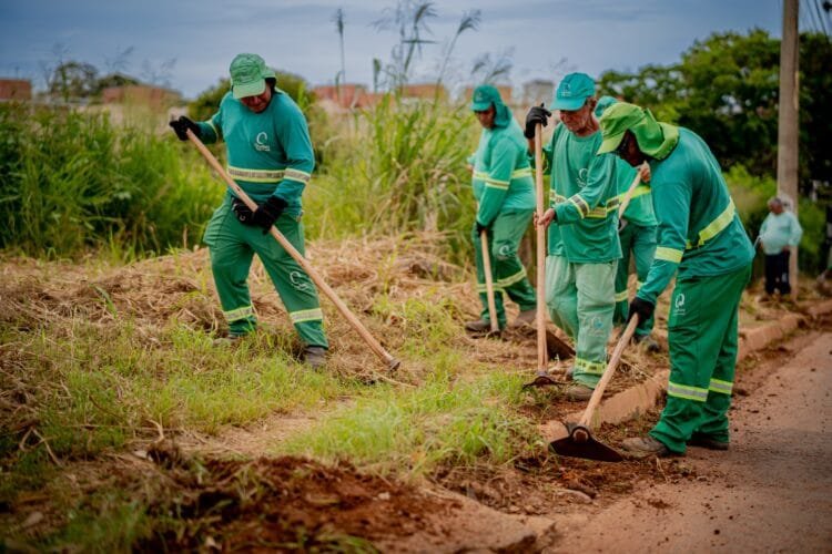 Prefeitura realiza roçagem, capina, poda de grama, retirada de entulho e manutenção asfáltica em diversos bairros nesta sexta-feira (17)