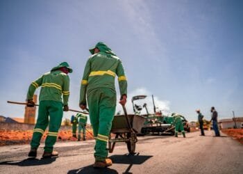 Prefeitura realiza roçagem, capina, poda de grama, retirada de entulho e manutenção asfáltica em diversos bairros nesta quinta-feira (23)