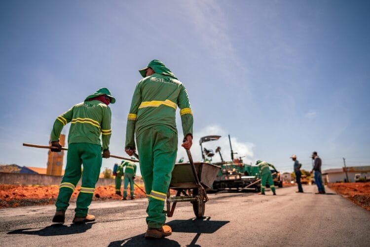 Prefeitura realiza roçagem, capina, poda de grama, retirada de entulho e manutenção asfáltica em diversos bairros nesta quinta-feira (23)
